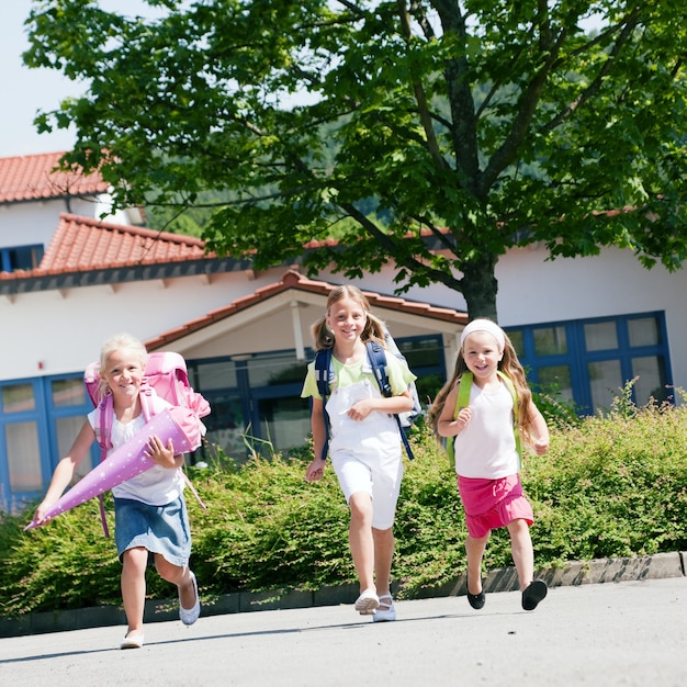 Drie schoolkinderen hebben plezier