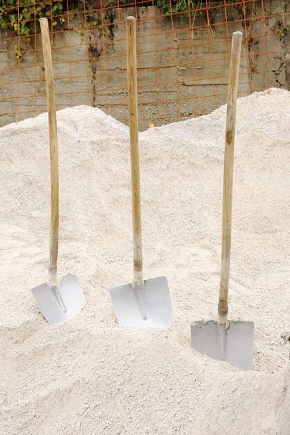 Drie schoppen voorbereid op zand (voetganger)