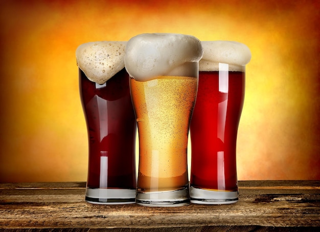 Drie soorten bier op een houten tafel