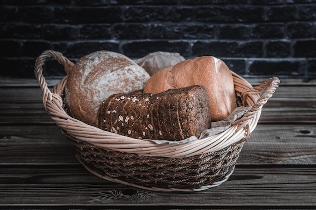 Drie soorten brood in een rieten mand op tafel