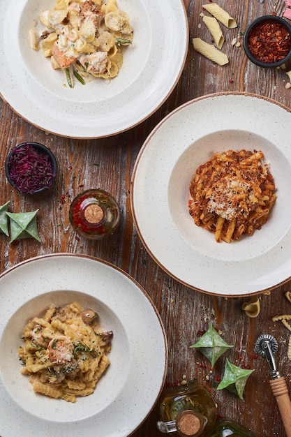 Drie soorten Italiaanse pasta op een houten tafel