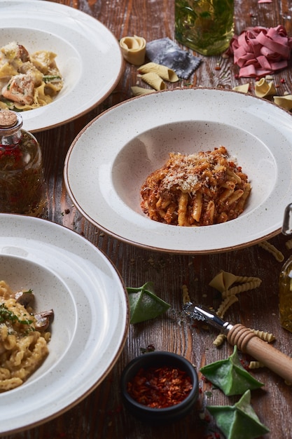 Drie soorten Italiaanse pasta op een houten tafel