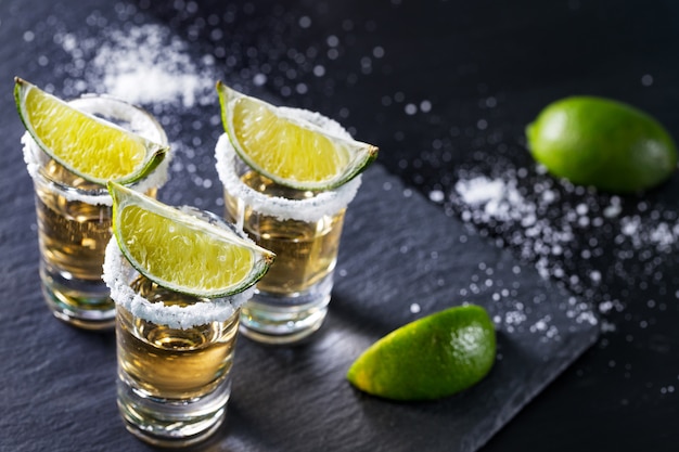 Drie stapels tequila met limoen en zout