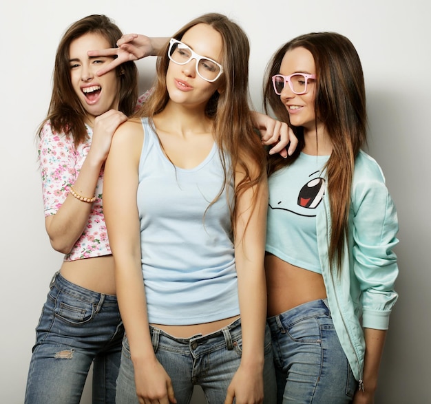 Drie stijlvolle sexy hipster meisjes beste vrienden