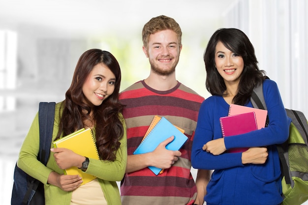 Drie studenten glimlachen