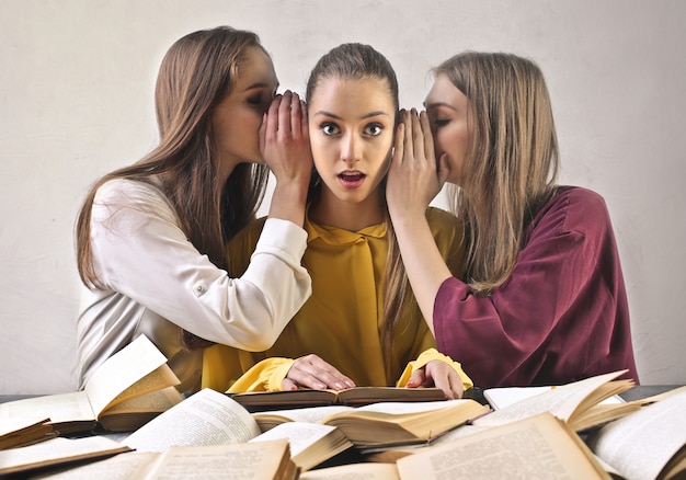 Drie studentenmeisjes