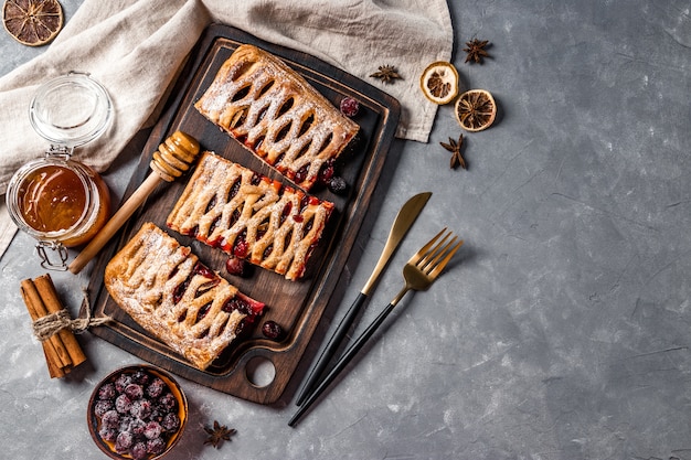 Drie stukken van zoete cake met bessenjam