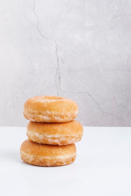 drie suiker donuts steen kleur achtergrond