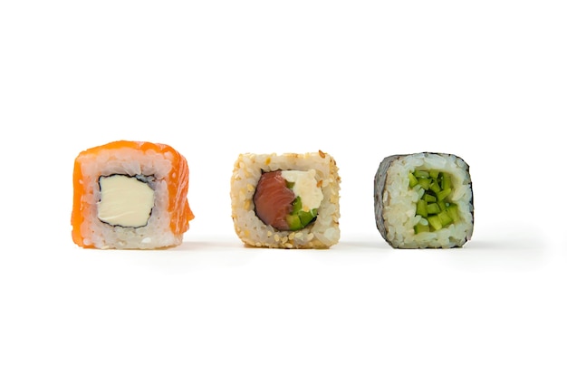 Drie sushi op een witte achtergrond geïsoleerd close-up