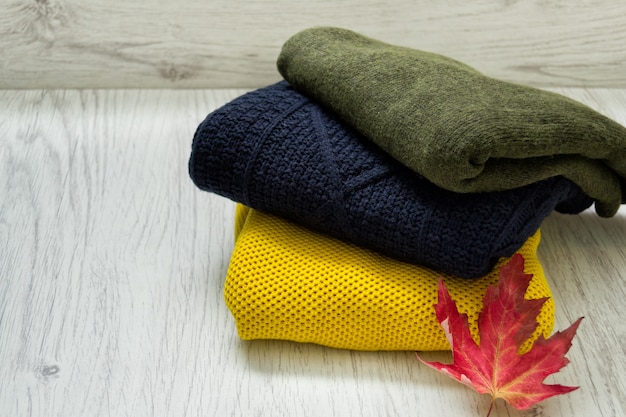 Drie sweaters en een esdoornblad