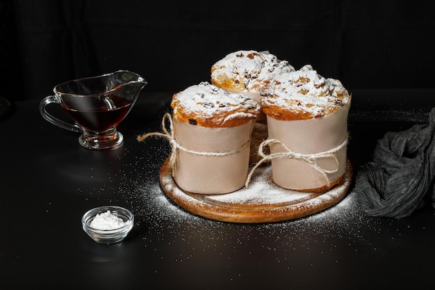 Drie taarten met een kopje thee op tafel