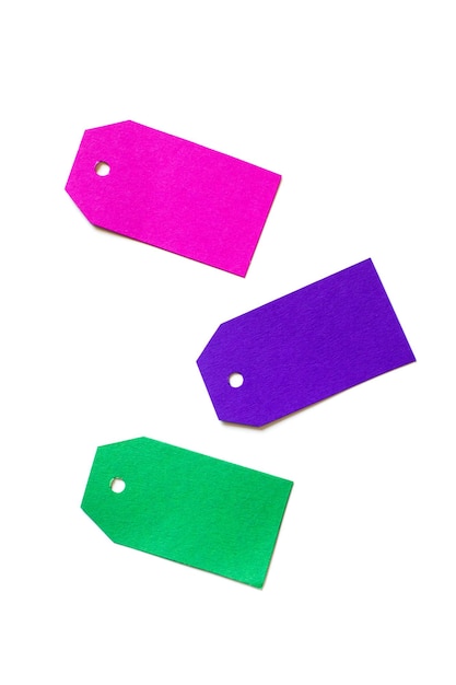 Foto drie tags geïsoleerd op de witte achtergrond sjabloon van kleurrijke labels met kopie ruimte voor de prijs