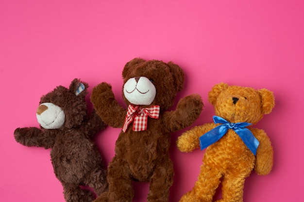 Foto drie teddyberen op roze