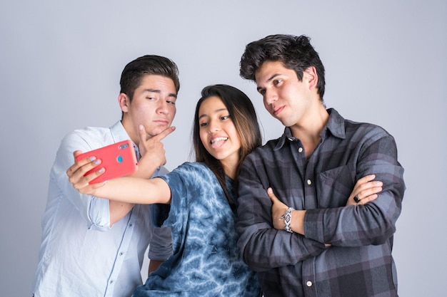 drie tieners die een selfie maken. Vrienden die een leuk moment delen en foto's maken.