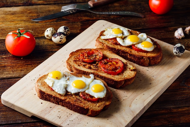 Drie Toasts met eieren en tomaten