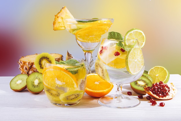 Drie verfrissende fruitcocktails met fruit