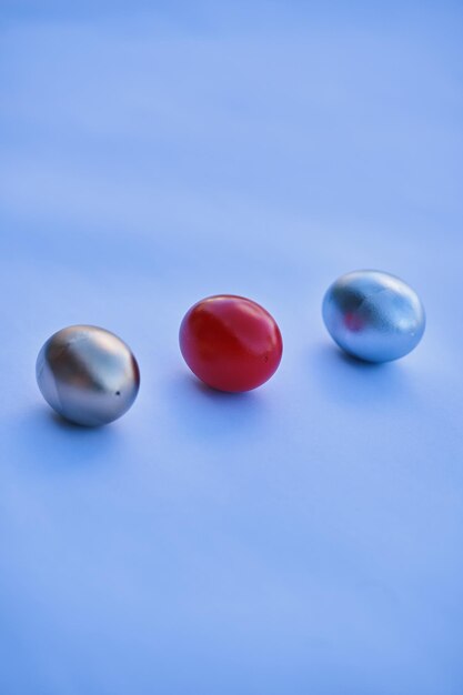 Drie verschillend gekleurde ballen op een blauwe achtergrond