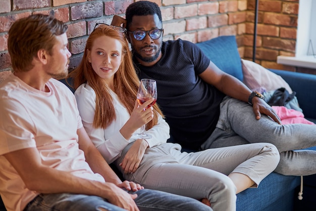 Drie verschillende mensen die graag thuis zijn