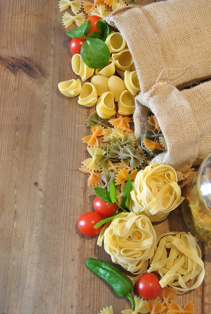 Foto drie verschillende soorten gekleurde pasta op hout