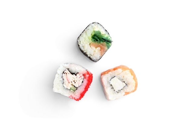 Drie verschillende sushibroodjes die op witte achtergrond worden geïsoleerd.