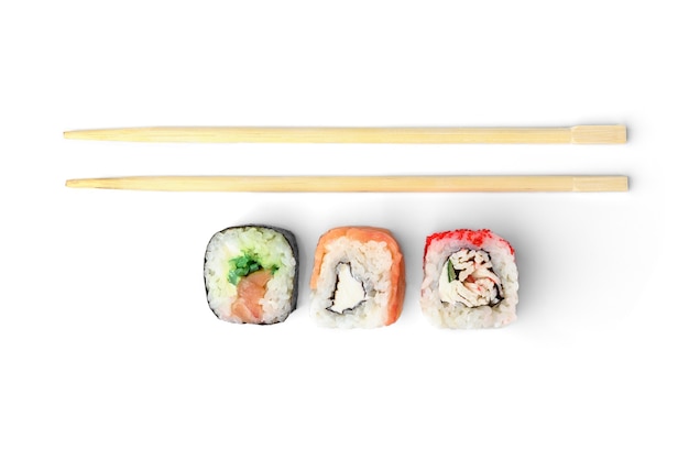 Drie verschillende sushibroodjes en houten eetstokjes die op witte achtergrond worden geïsoleerd.