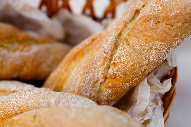 Drie verse baguettes liggen in een rieten mand