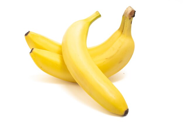 Drie verse biologische bananen heerlijke vruchten zijkant uitzicht geïsoleerd op witte achtergrond knippen pad