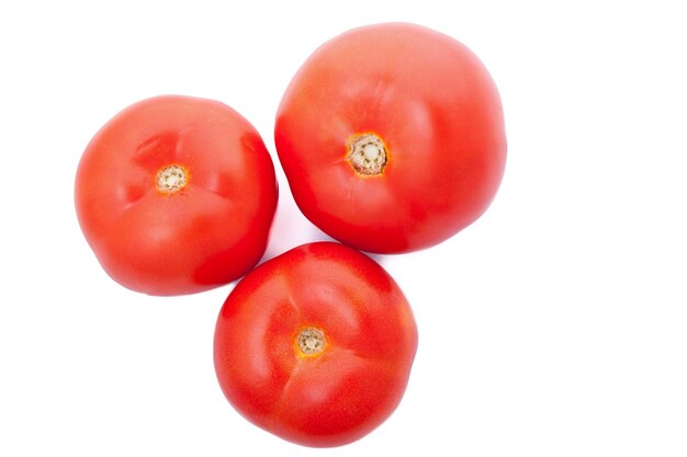 Drie verse tomaten geïsoleerd op witte achtergrond. Dieet en gezonde voeding