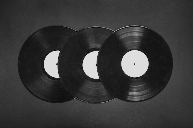 Drie vinylverslagen op zwarte achtergrond