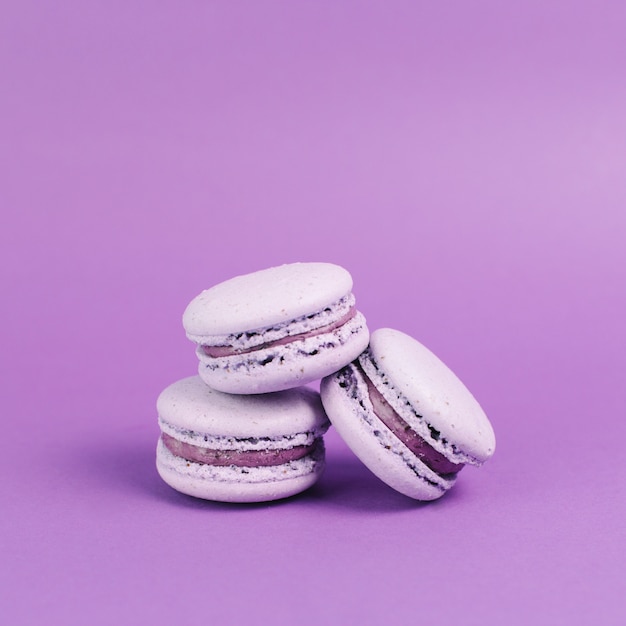Drie violette makarons