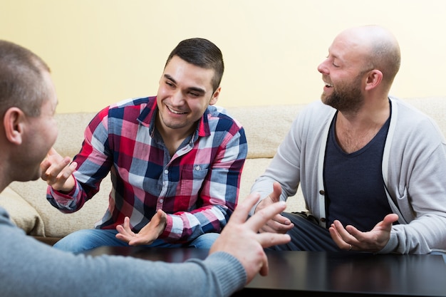 Drie volwassen mannen