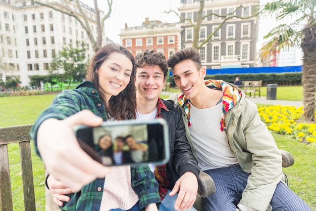 Drie vrienden die samen een selfie nemen
