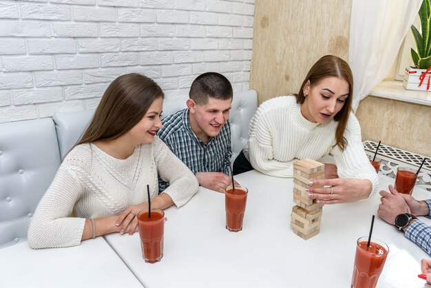 Drie vrienden die torenspel spelen in café