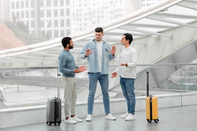 Drie vriendenjongens die ruzie hebben tijdens vakantiereizen op de luchthaven