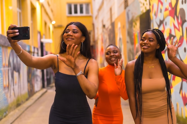 Drie vrouwen die een selfie maken