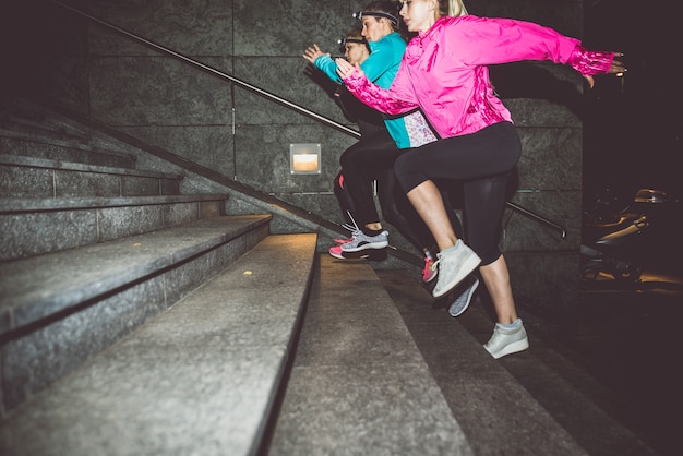 Drie vrouwen die in de nacht in het stadscentrum lopen