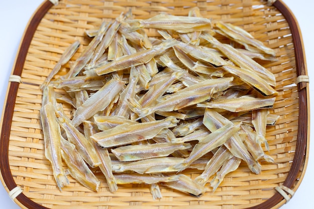 Photo dried anchovy in bamboo plate