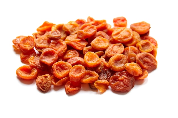 Photo dried apricot fruits isolated