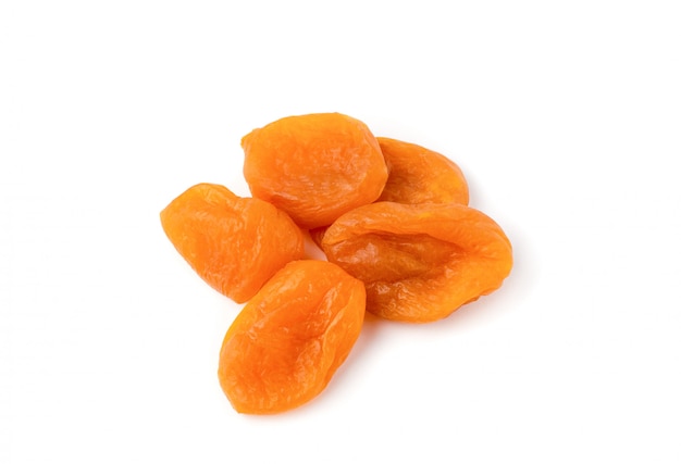 Photo dried apricots isolated on white