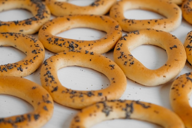 Foto bagel secchi con semi di papavero su sfondo bianco