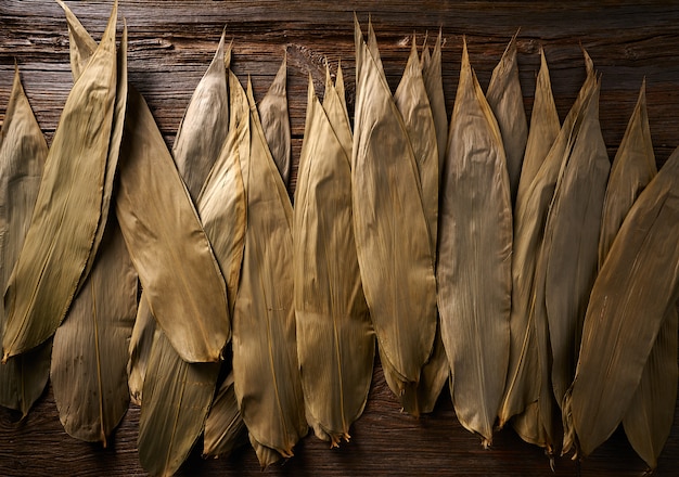 Сушеные листья бамбука в коричневом для рецепта Zongzi