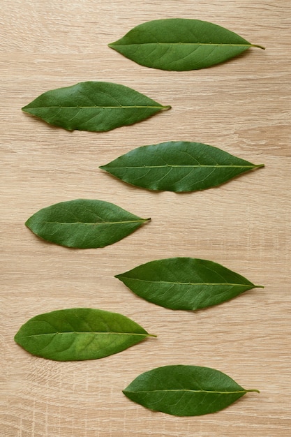 Photo dried bay leaves laid out on the table top view spices