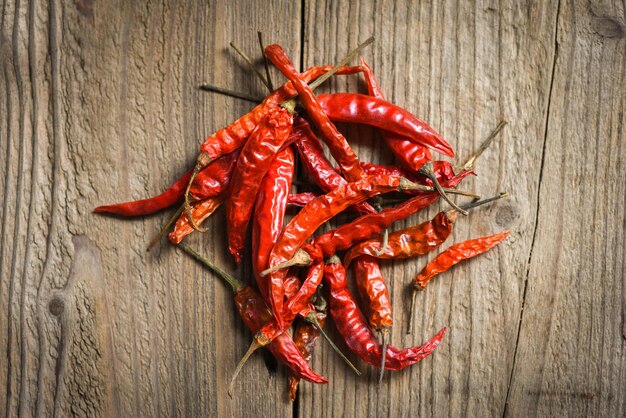 Photo dried chili on wooden background red dried chilli pepper cayenne foe cooked asian picy food