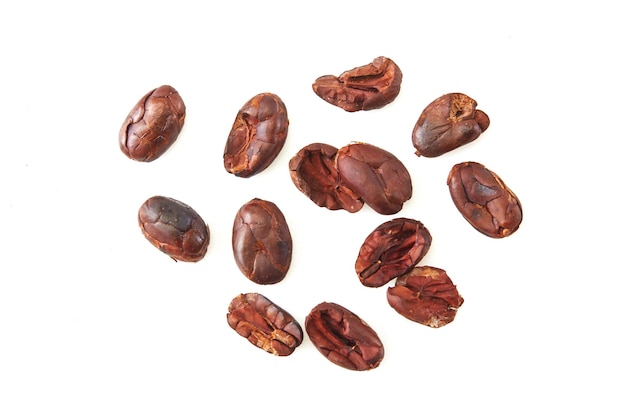 Photo dried cocoa beans isolated on white background