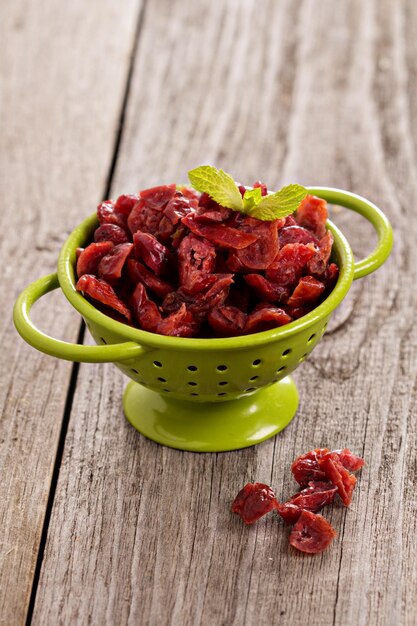 Photo dried cranberries in a green colander