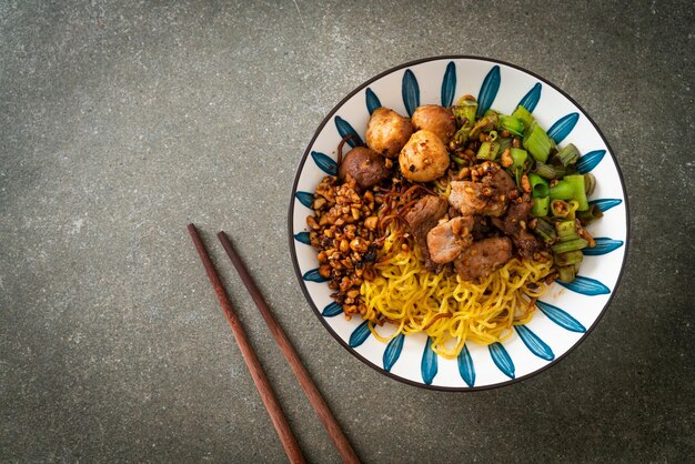 豚肉とミートボールの乾燥卵麺-タイ麺スタイル