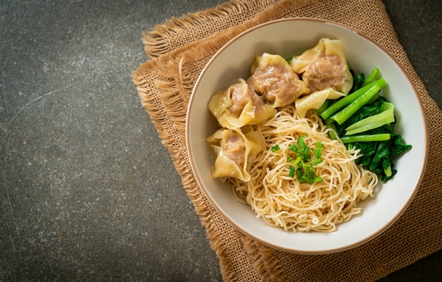 豚ワンタンまたは豚餃子のスープなしの乾燥卵麺アジア料理スタイル