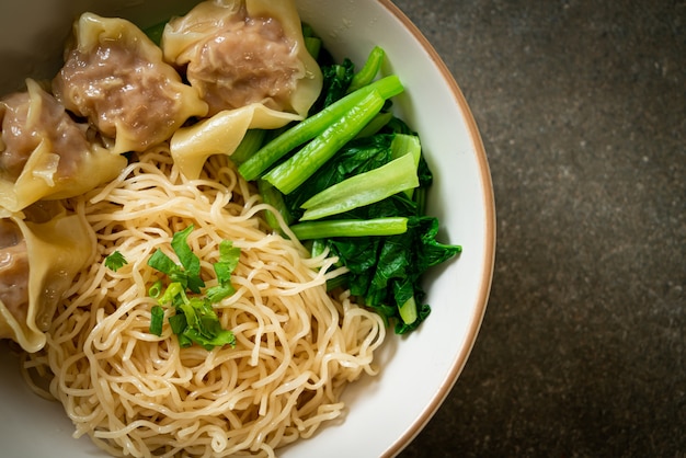 豚ワンタンまたは豚餃子のスープなしの乾燥卵麺アジア料理スタイル