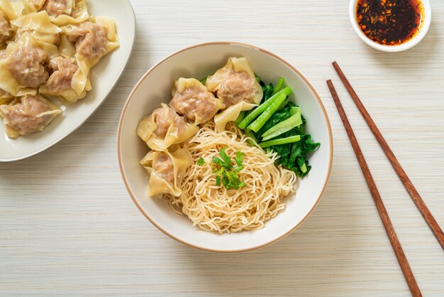 豚ワンタンまたは豚餃子のスープなしの乾燥卵麺アジア料理スタイル