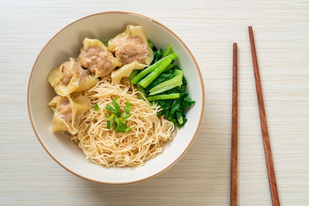 ポークワンタンまたはポーク餃子とスープなしの乾燥卵麺アジア料理スタイル